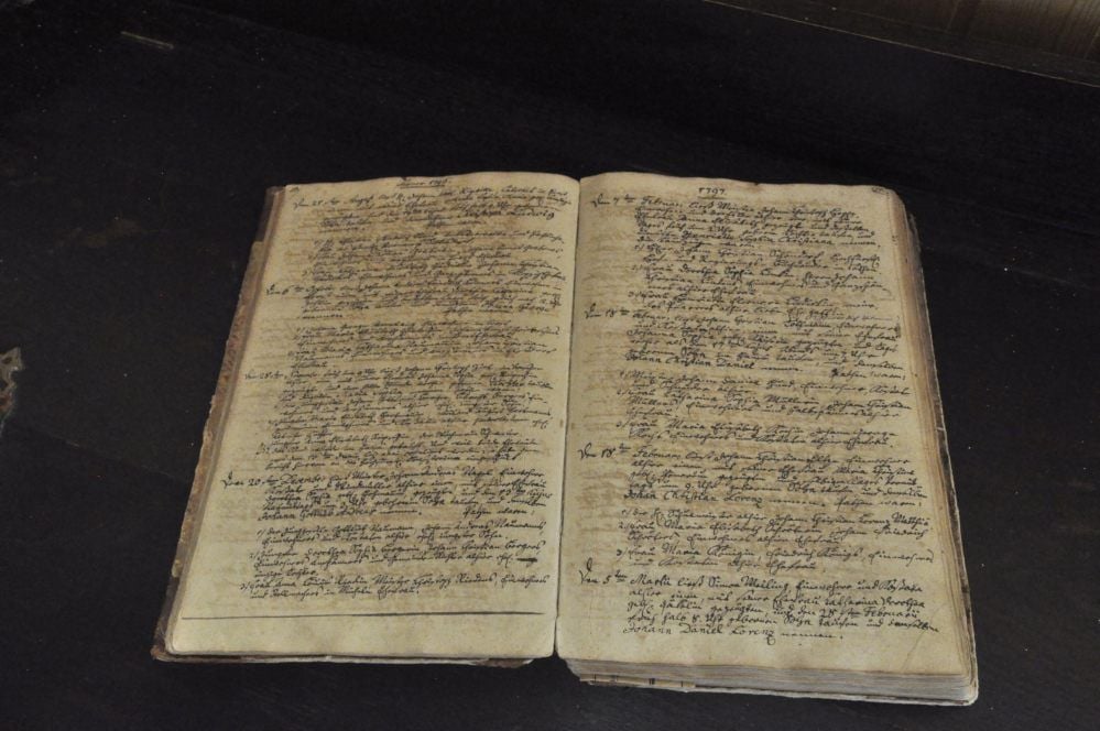 Ein Blick ins dicht beschriebene Buch.
