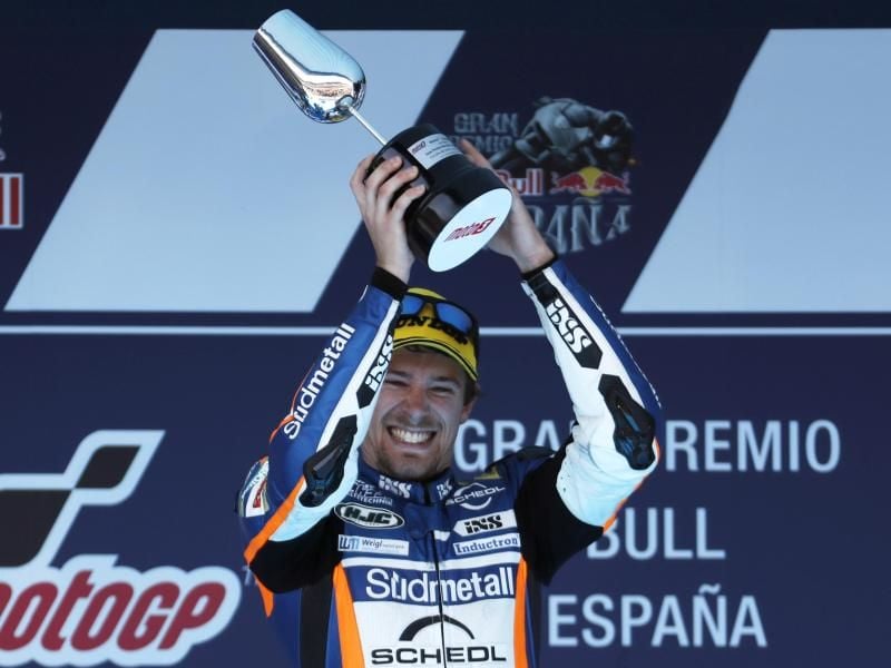 Moto3-Pilot Philipp Öttl feiert seinen Sieg beim Großen Preis von Spanien. Foto: Miguel Morenatti/AP