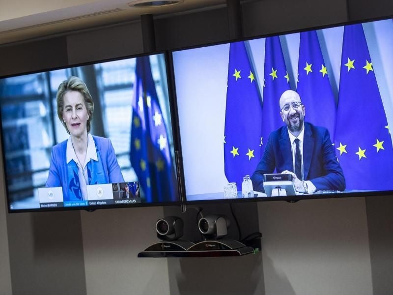 Charles Michel, Präsident des Europäischen Rates, spricht per Videoschalte mit EU-Kommissionschefin Ursula von der Leyen. Foto: Francisco Seco/AP Pool/dpa