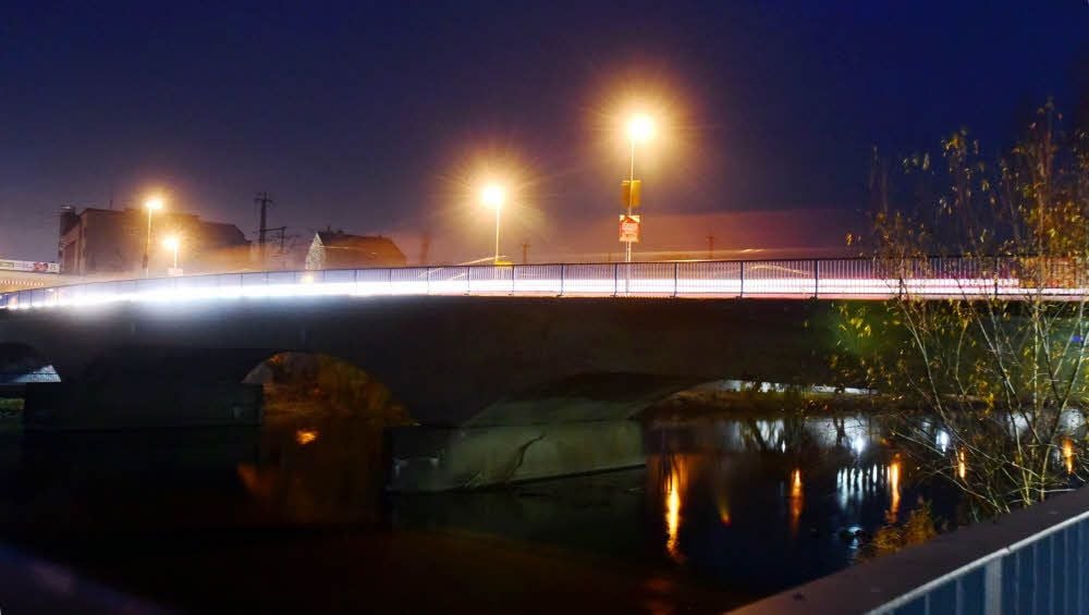 Die Saalebrücke im Zentrum ist die wichtigste Nord-Süd-Verkehrsachse in Weißenfels. In vier Jahren soll sie durch einen Neubau ersetzt werden.