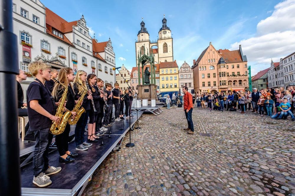 Mit einem Programm des Luther-Melanchthon-Gymnasiums wurde die Open-Air-Galerie eröffnet.