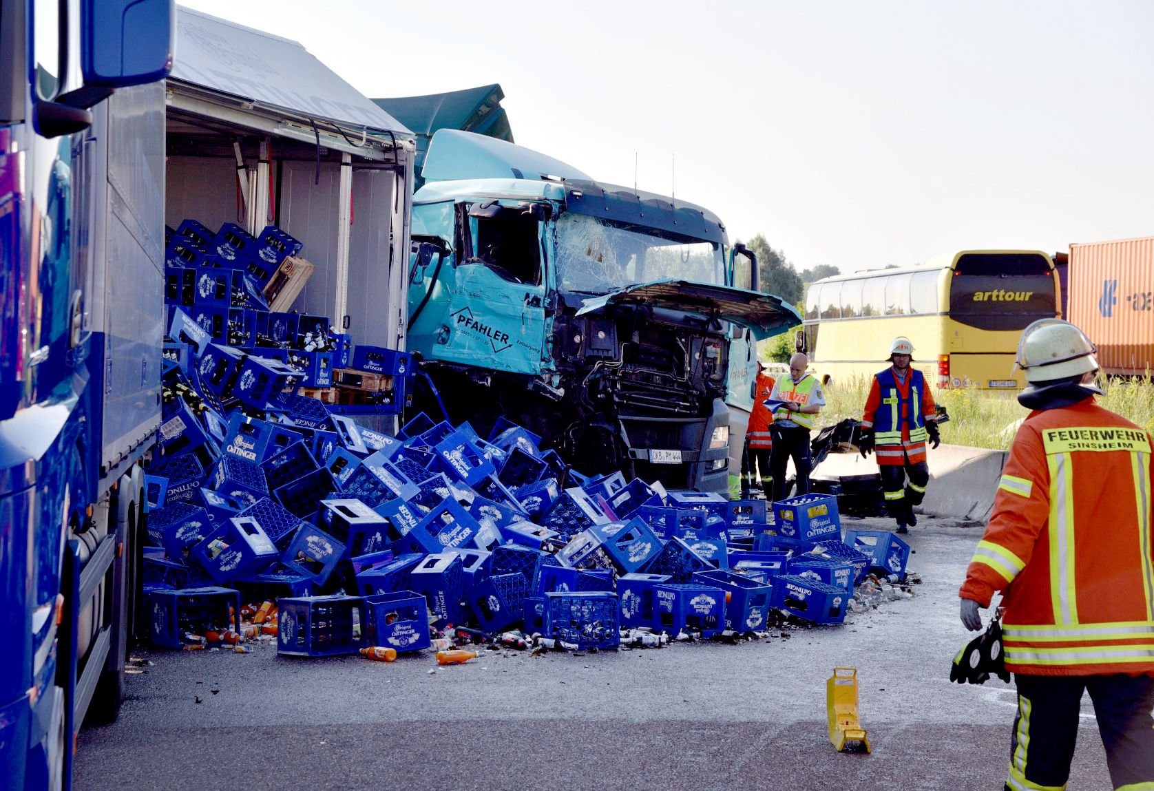 Feuerwehrkräfte sichern die Unfallstelle auf der Autobahn 6.