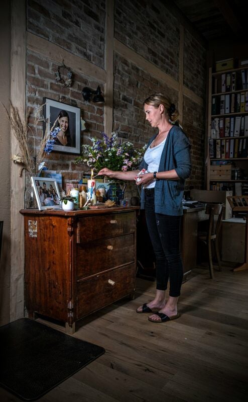 Caterina Groß vor dem Gedenkort im Wohnzimmer der Familie von Anna Tilgner in Pötzschau (Sachsen)