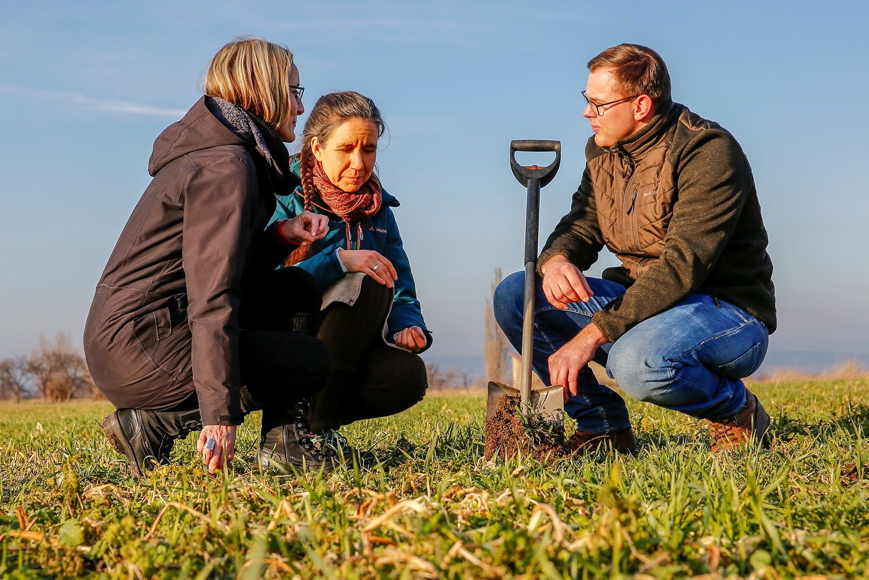 Fachgespräch auf dem Acker: Die Initiatorinnen Katja Feldmer und Tina Siebeck mit Landwirt und Paul Barner.