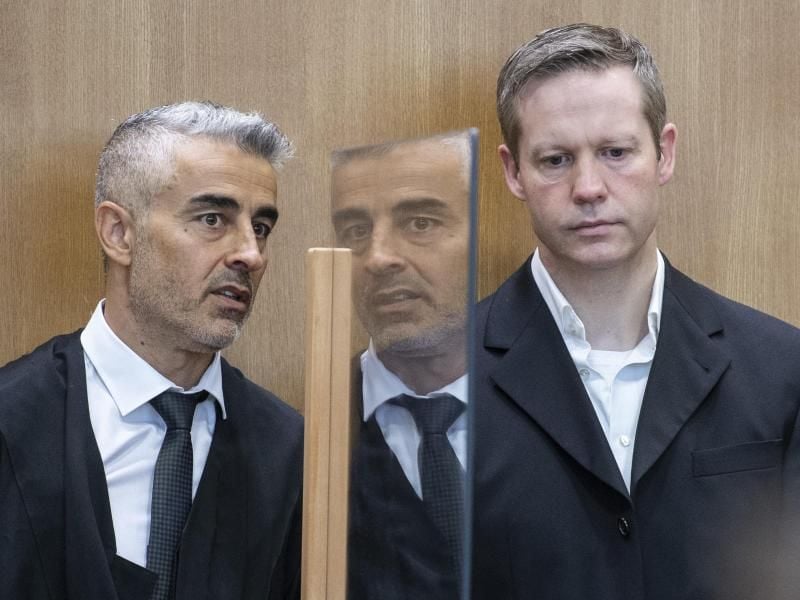 Der mutmaßliche Haupttäter Stephan Ernst (r) steht neben seinem Verteidiger Mustafa Kaplan. Foto: Boris Roessler/dpa/Archivbild
