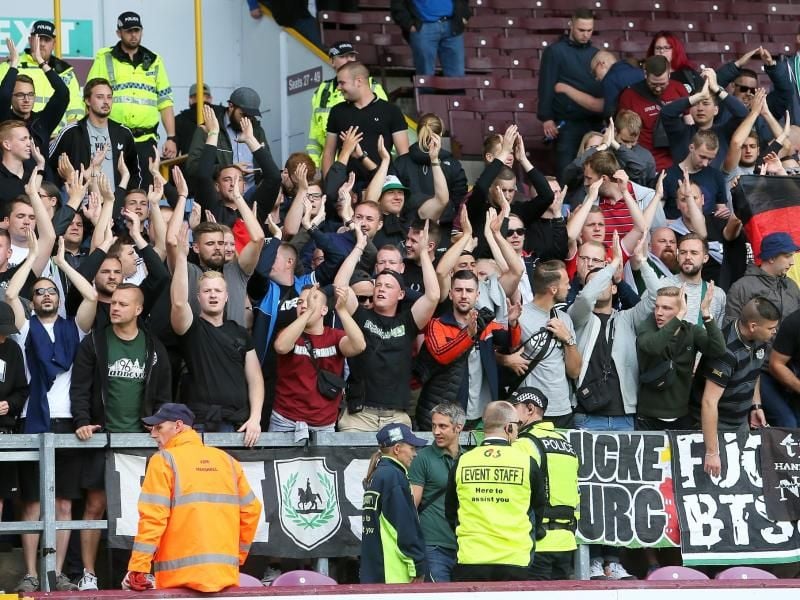 Fans von Hannover 96 beim Testspiel gegen den FC Burnley. Foto: Richard Sellers