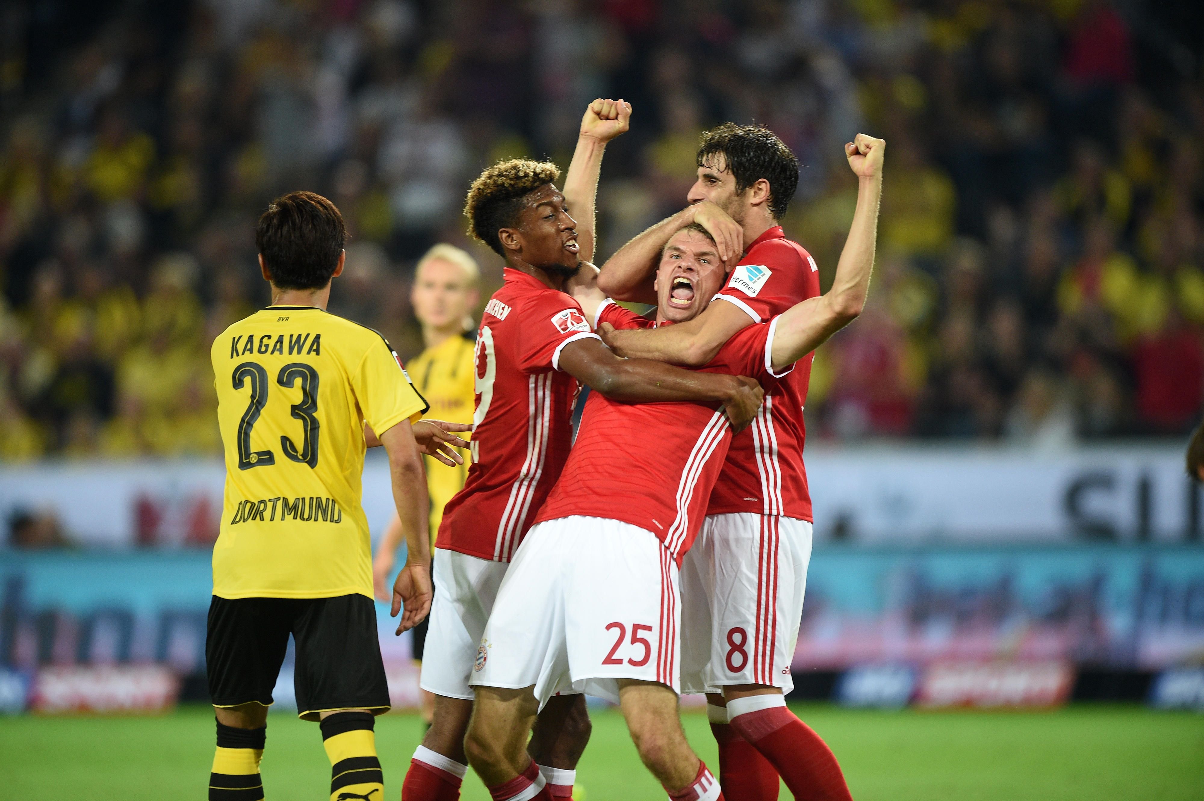 Münchens Thomas Müller (2.v.r) jubelt mit Münchens Javi Martinez (r) und Münchens Kingsley Coman über seinen Treffer zum 0:2.