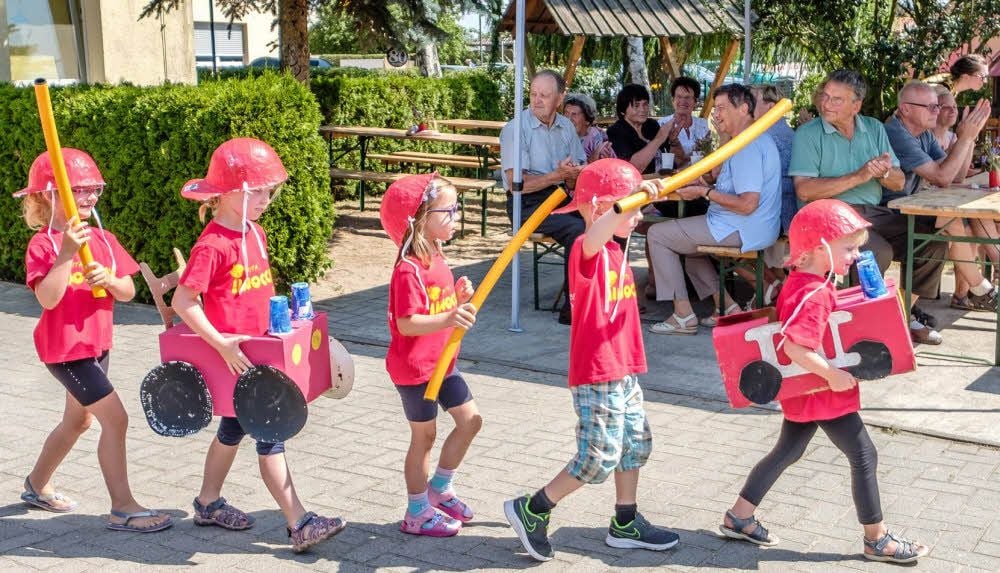 Die Kinder der Kindertagesstätte „Pinocchio“ präsentieren ein Programm zum Thema Feuerwehr.
