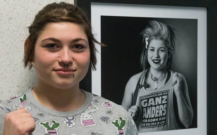 Zur Ausstellungseröffnung kamen vier der porträtierten Jugendlichen - so auch Vanessa Krause. Die Bilder sind das Ergebnis eines Projektes, das den jungen Menschen Mut und Selbstbewusstsein für ihren weiteren Lebensweg geben soll.