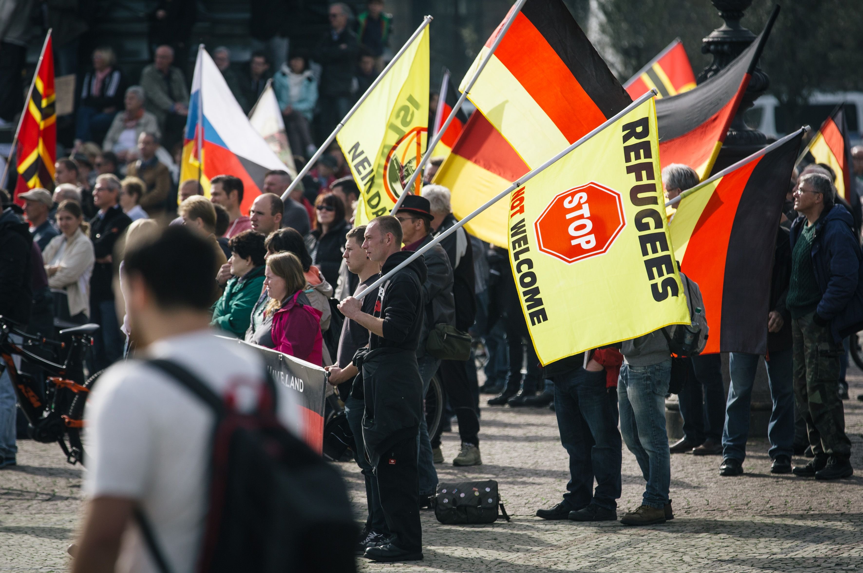 Mehrere tausend Pegida-Anhänger demonstrieren am 16.10.2016 auf dem Theaterplatz in Dresden (Sachsen).