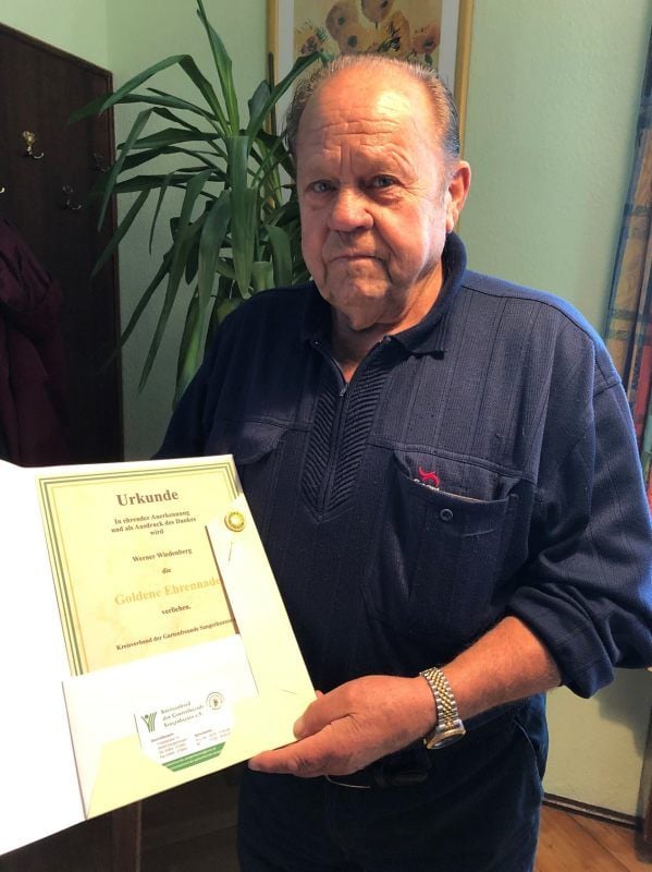 Werner Wiedenberg erhielt die goldene Ehrennadel.