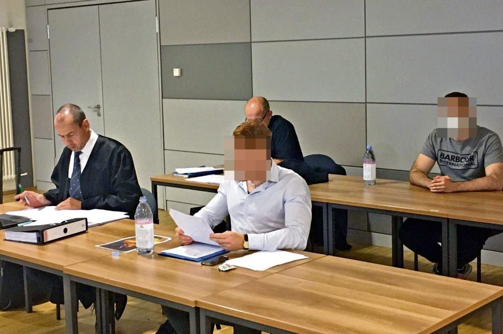 Angriff auf Polizisten: Ein Beschuldigter wurde zu acht Monaten Freiheitsstrafe auf Bewährung verurteilt. Der Mitangeklagte wurde freigesprochen.