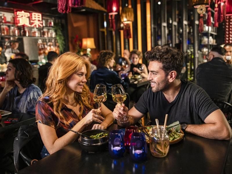 Milo (Elyas M'Barek) will zusammen mit Sunny (Palina Rojinski) ein neues Leben beginnen. Foto: -/Warner Bros. Ent./dpa