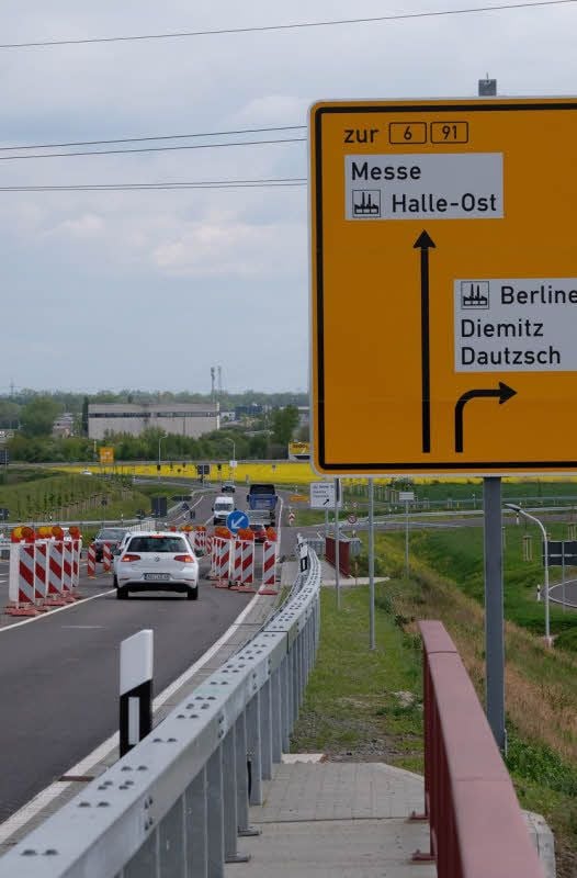 Seit einem Lkw-Unfall kann die Brücke der Osttangente über die Berliner Straße nur eingeschränkt genutzt werden. Im Juli soll die Reparatur des Bauwerks beginnen.