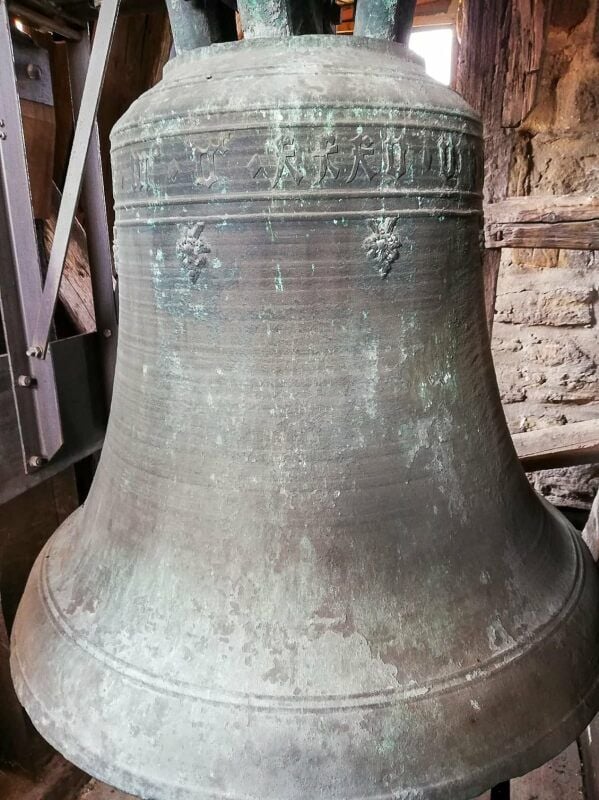 Die Glocke im Kirchturm stammt von 1535.