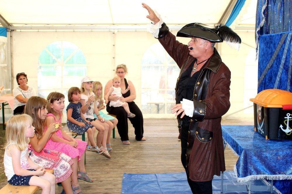 Glaubhaft berichtete der Pirat Kapt’n Jack (Rudolf Sperlich) den staunenden Kindern von seinen unglaublichen Abenteuern.