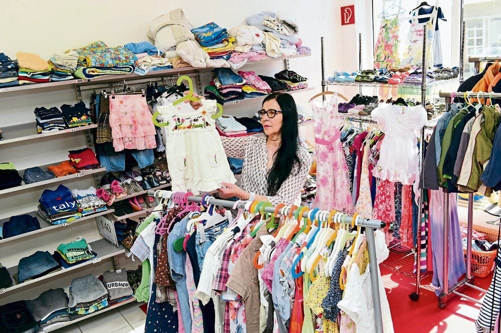 Marina Krause räumt im Hettstedter Diakonieladen derzeit die Kindersachen aus. Der Laden hat aufgrund der Corona-Krise geschlossen.