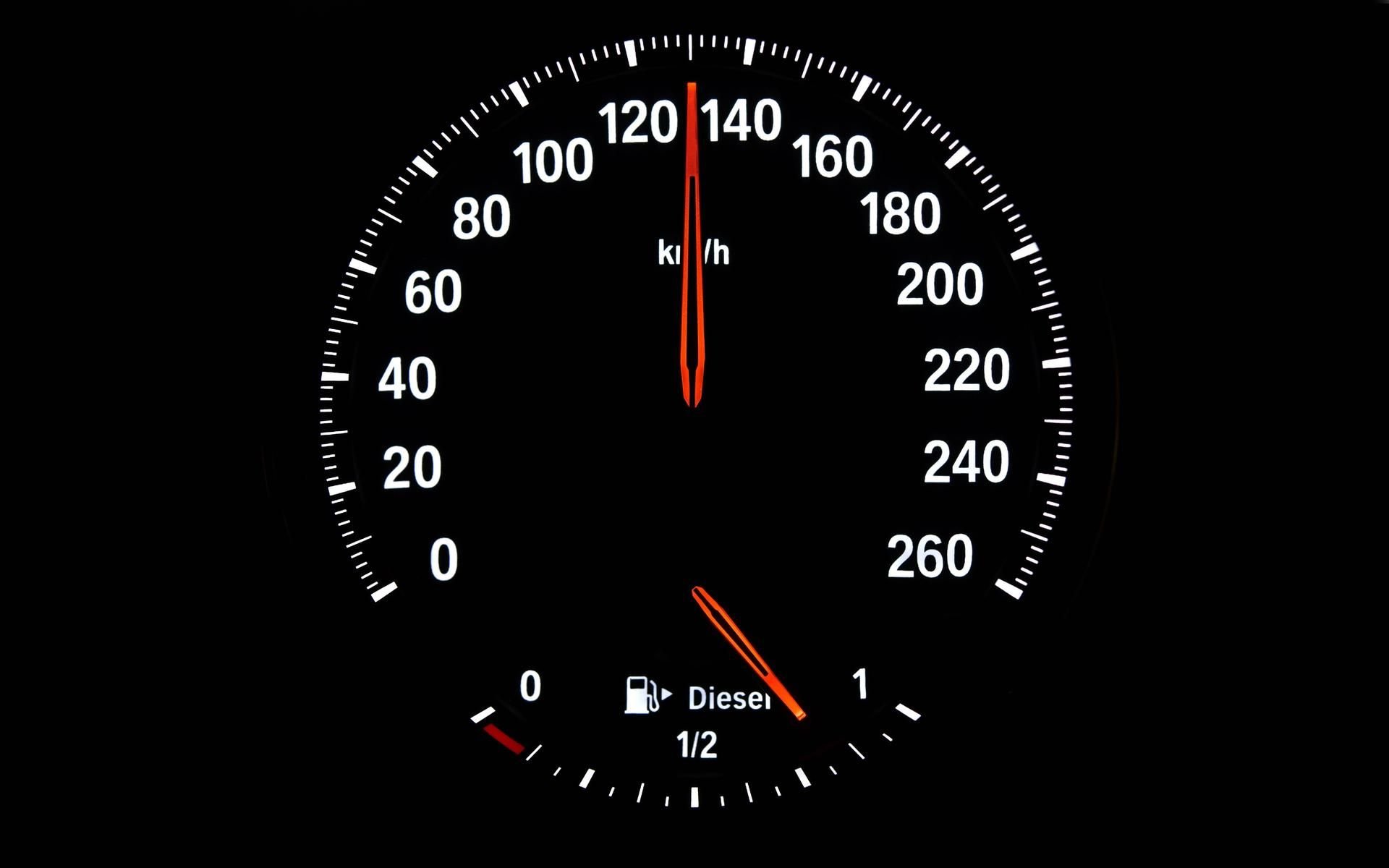 Ein generelles Tempolimit gibt es auf Deutschlands Autobahnen nicht. Doch auch dort, wo keine Schilder die Höchstgeschwindigkeit begrenzen, gilt die Richtgeschwindigkeit.