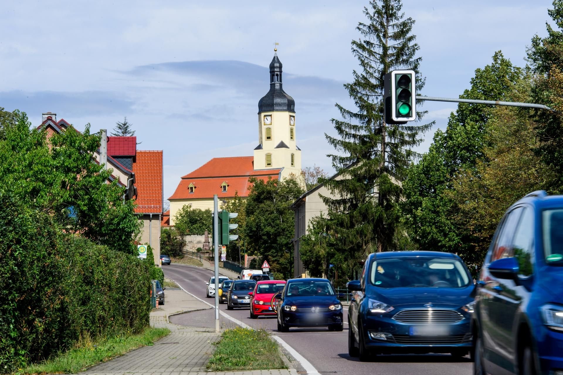 Der Durchgangsverkehr auf der Bundesstraße 87/180 prägt den Ort Wethau. In die Neuplanung der Ortsumfahrung Naumburg soll auch die Planung einer Ortsumfahrung für das Dorf einbezogen werden.