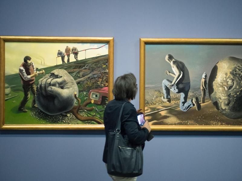 Die Ölgemälde „Sisyphos behaut den Stein” (l) und „Die Flucht des Sisyphos”, von Wolfgang Mattheuer in Dresden. Foto: Sebastian Kahnert