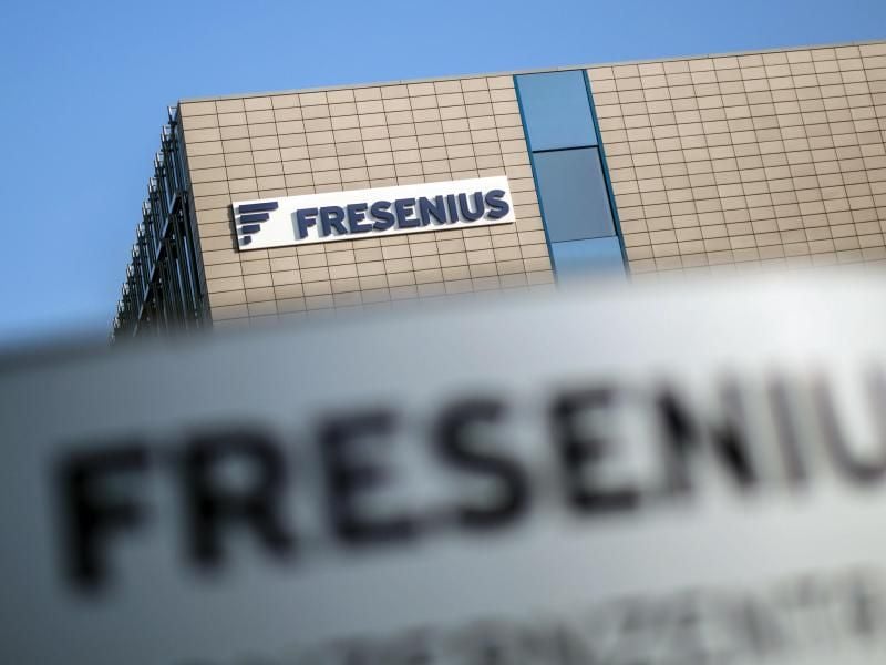 Das Firmenlogo ist am Firmensitz von Fresenius zu sehen. Foto: Frank Rumpenhorst/dpa/Archivbild