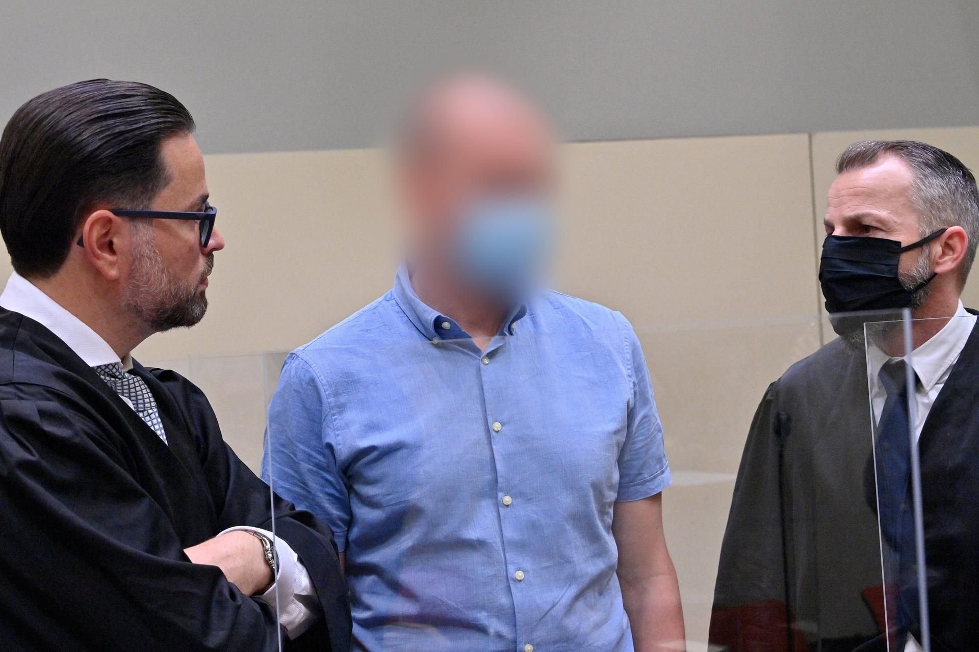 Mark S. (M) mit seinen Anwälten Juri Goldstein (l.) und Alexander Dann (r.)