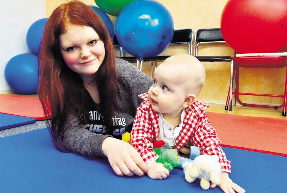 Angelique Sailer aus Hohenmölsen hat ihr Söhnchen zum „Fressen“ gern. Nach der 10. Klasse will die mittlerweile 15-Jährige Kindergärtnerin werden.