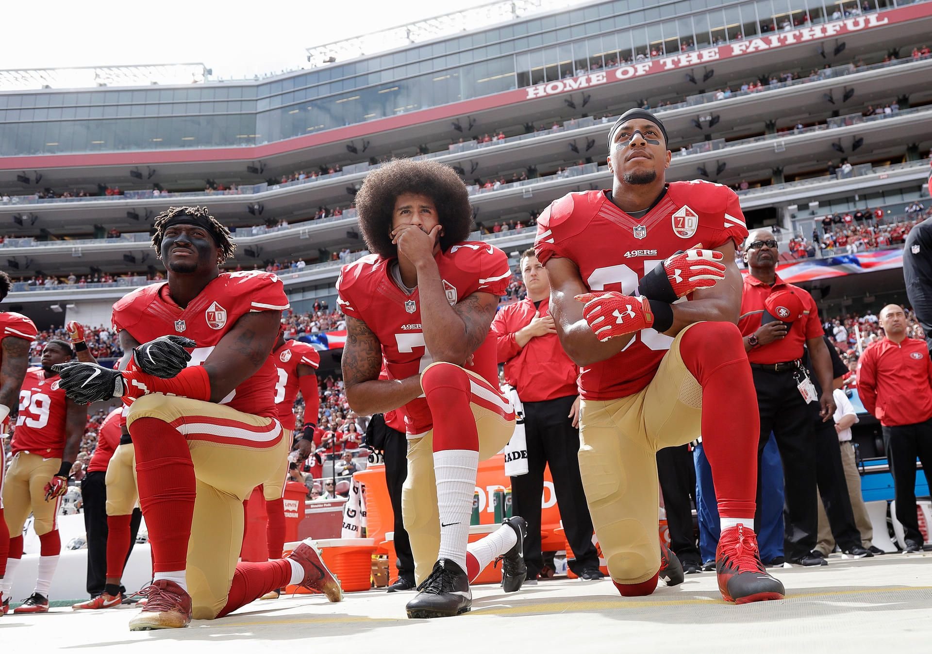 Vor einem NFL-Spiel: Colin Kaepernick kniet während die Nationalhymne ertönt.