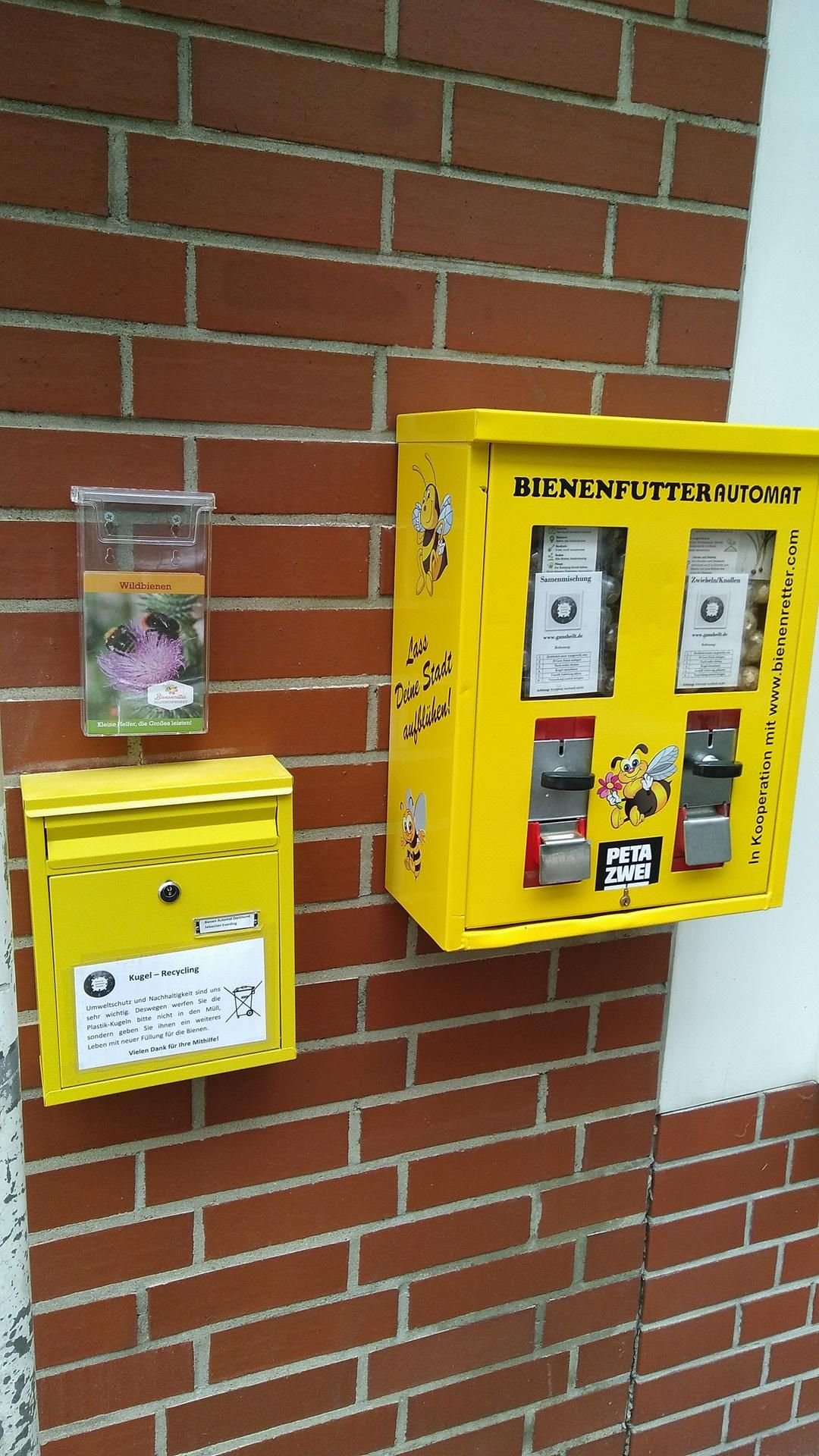 20 Cent für die Samenmischung und 50 Cent für die Blumenzwiebeln: Dieser Automat in der Fußgängerzone von Dortmund-Hombruch liefert Bienenfutter.