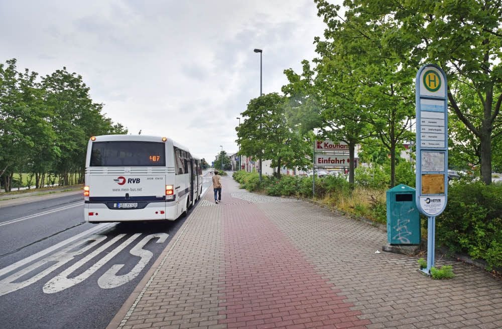 An mehreren Haltestellen in Bitterfeld-Wolfen hält die Linie 407 künftig seltener.