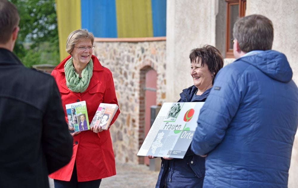 Anke Triller (2.v.l.) erinnert an das Engagement der starken Frauen in Zörbig. Sie vertritt die Initiative „FrauenOrte“.