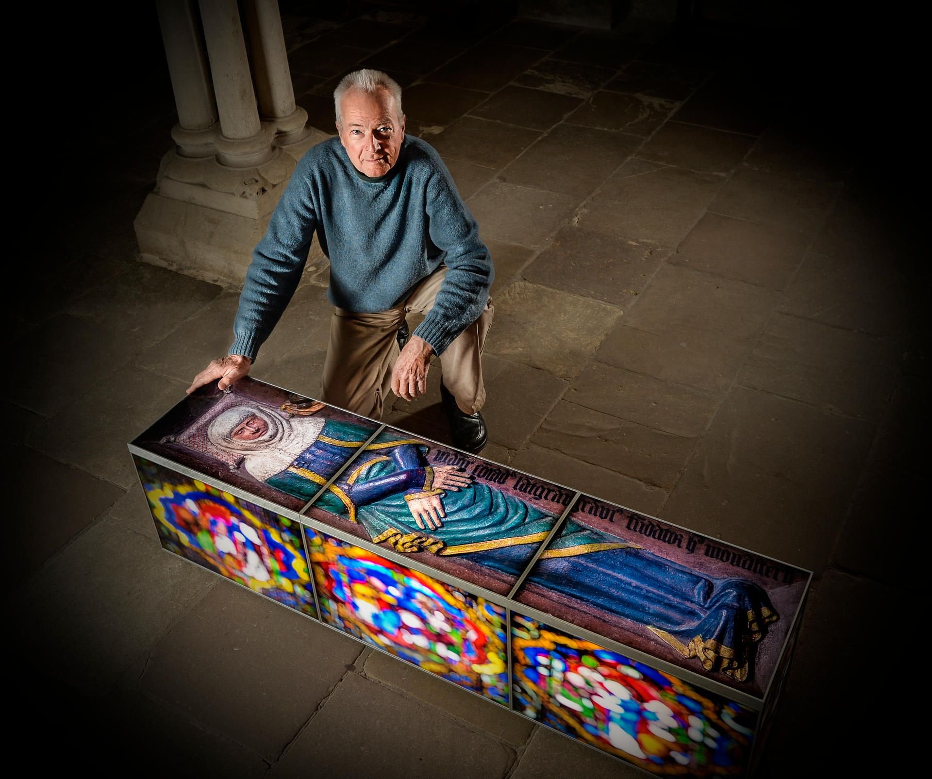Der in München lebende Künstler Philipp Schönborn und sein Schrein "Elisabeth von Thüringen" in der romanischen Krypta des Naumburger Domes.