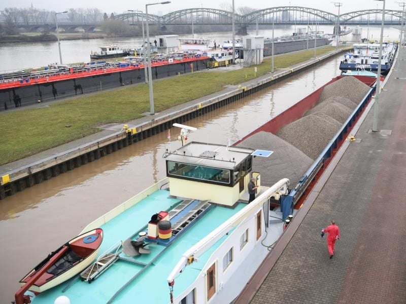 An der Schleuse Kostheim gibt es einen Warnstreik. Foto: Arne Dedert/Archiv