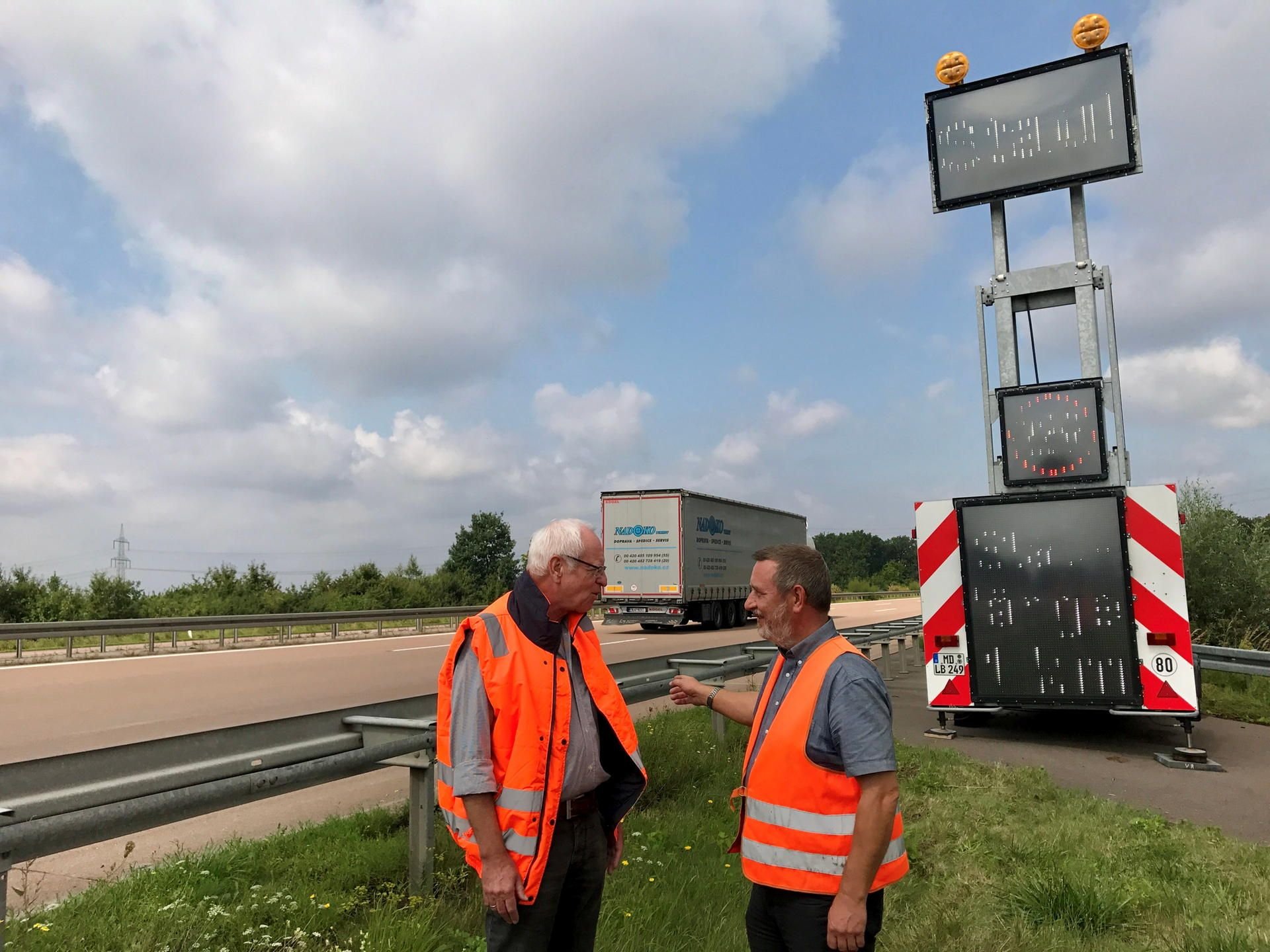 Christoph Krelle (links), Fachbereichsleiter Autobahn-Betrieb in Sachsen-Anhalt, mit Uwe Zwanzig, Leiter der Autobahnmeisterei Peißen an der A14.