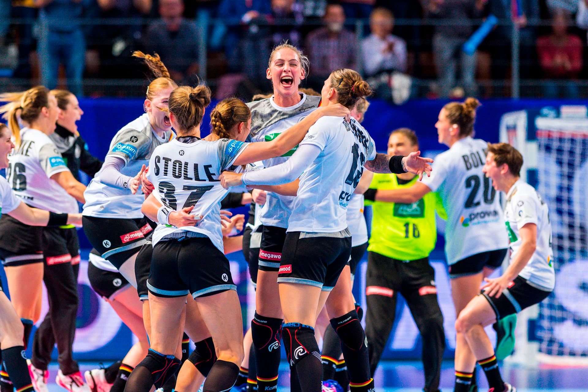 Sensations-Sieg für Deutschland: Die Handballerinnen jubeln nach dem Sieg gegen Weltmeister Norwegen.