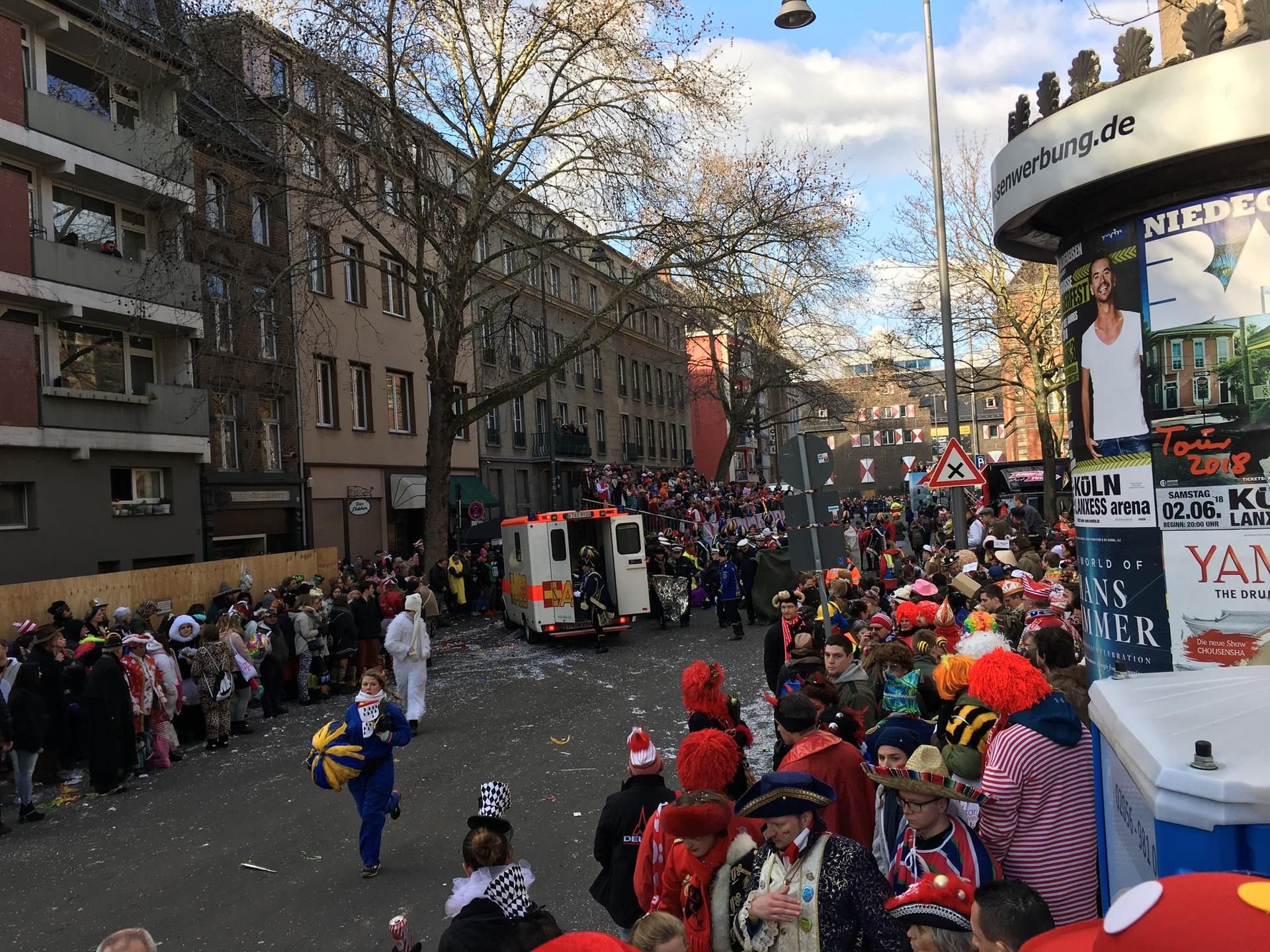 In Köln ist es zu einem Unfall gekommen, Rettungskräfte sind vor Ort.