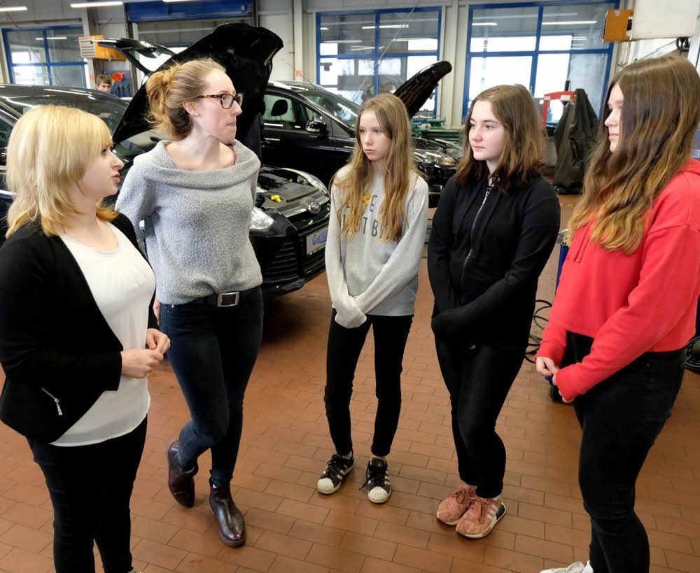 Die Annaburger Sekundarschülerinnen Annalena Borrasch, Laurine Gießberg und Fiona Wiedemann (v. r., alle 7. Klasse) im Jessener Ford-Autohaus Gottwald.