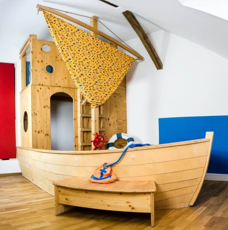 Spielerisch, zum Beispiel in einem Seefahrercamp, lernen Kinder im Grundschulalter, ihre traumatischen Erlebnisse zu verarbeiten. Diese verlieren dadurch ihren Schrecken.