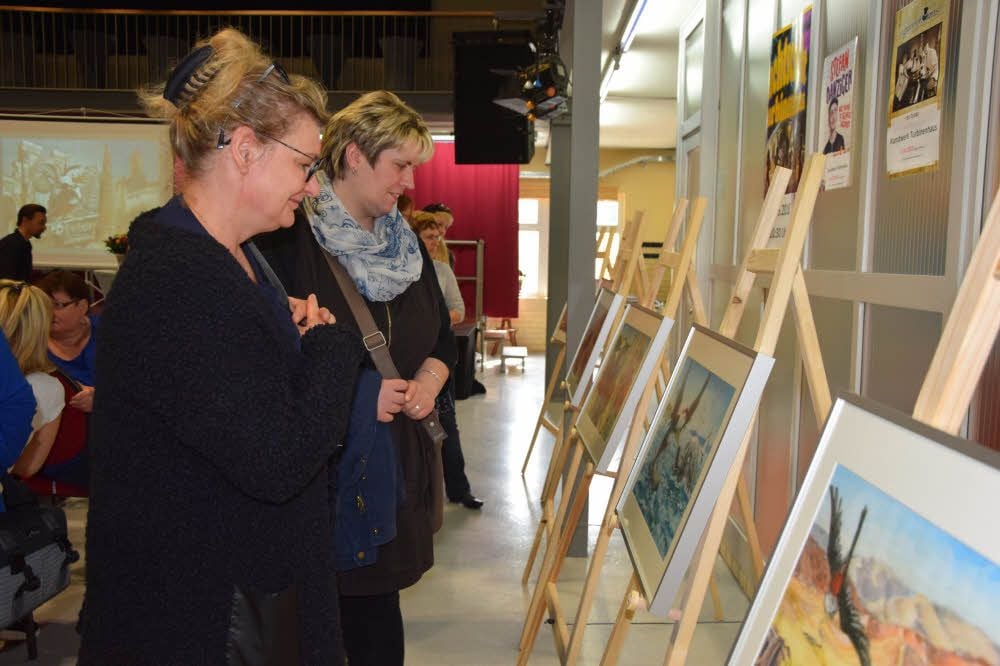 Zur Vernissage im Turbinenhaus werden die Bilder von Michael R. Dyroff und Matthias Schöneburg in Augenschein genommen.