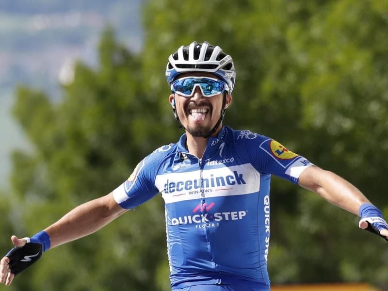 Der Franzose Julian Alaphilippe bejubelt seinen Etappensieg bei der Zieleinfahrt. Foto: Christophe Ena/AP