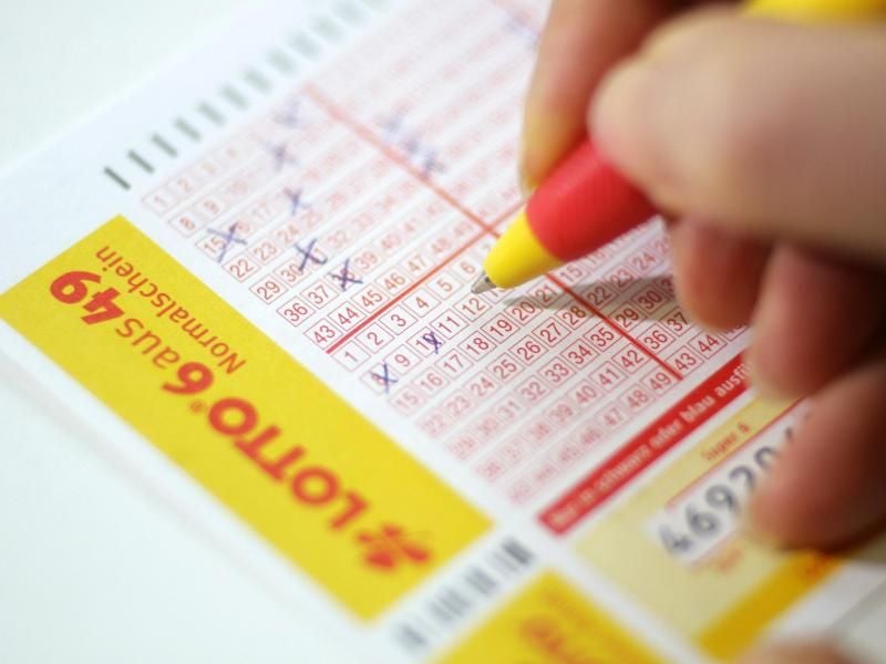 Ein Lotto-Schein wird ausgefüllt. Foto: Jens Wolf/dpa-Zentralbild/dpa