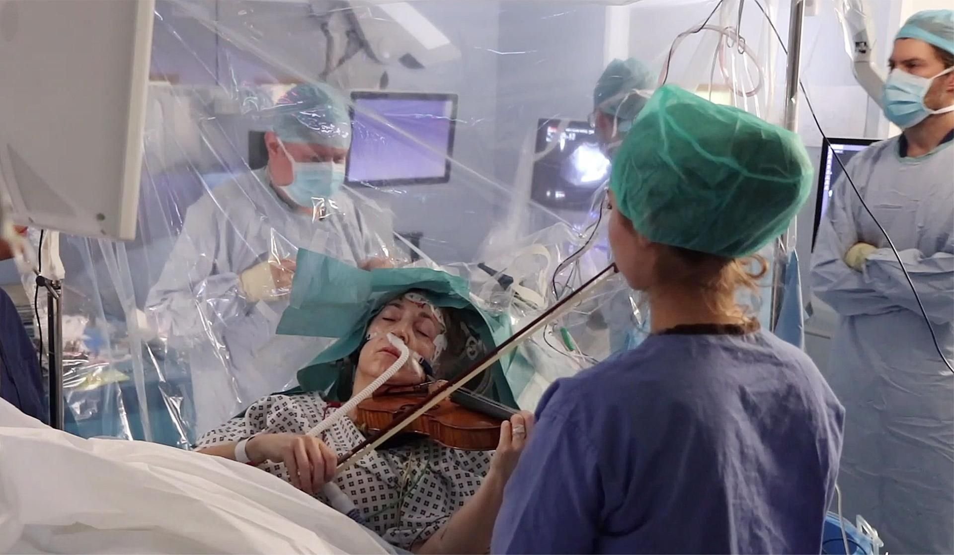 Für die OP mussten die Ärzte eine Position finden, in der die Patientin beim Eingriff Geige spielen konnte.