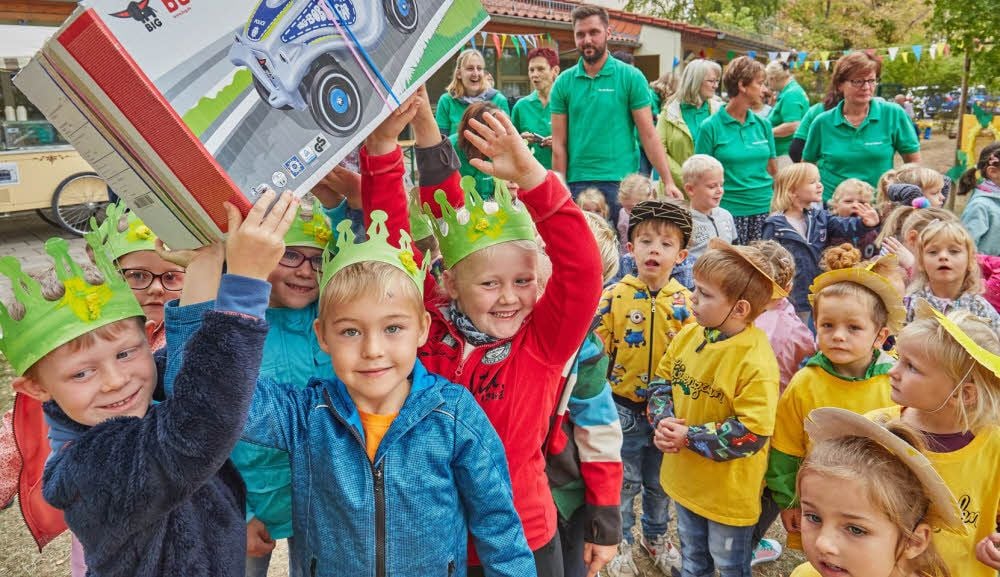 Geschenke gab es für die Kinder nach ihrem Auftritt zum Beginn der Geburtstagsparty in der Kita Löwenzahn in Bernburg.