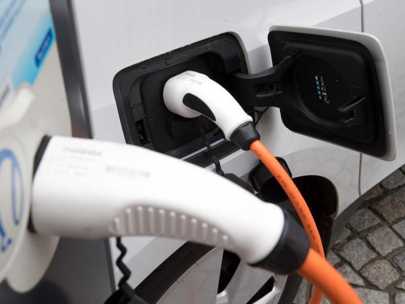 Wer den Kauf eines Elektro- oder Hybridautos als Dienstwagen plant, sollte damit bis Beginn des kommenden Jahres warten. Foto: Stefan Sauer