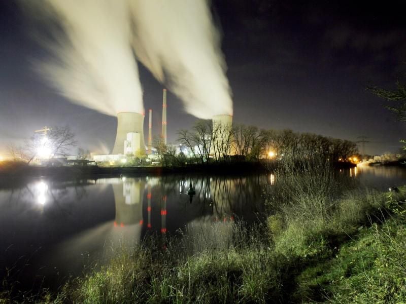 Das Kraftwerk Staudinger bei Nacht. Foto: Boris Roessler/Archiv