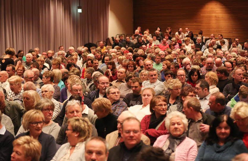 600 Zuschauer genießen das Programm des Kabarettisten.