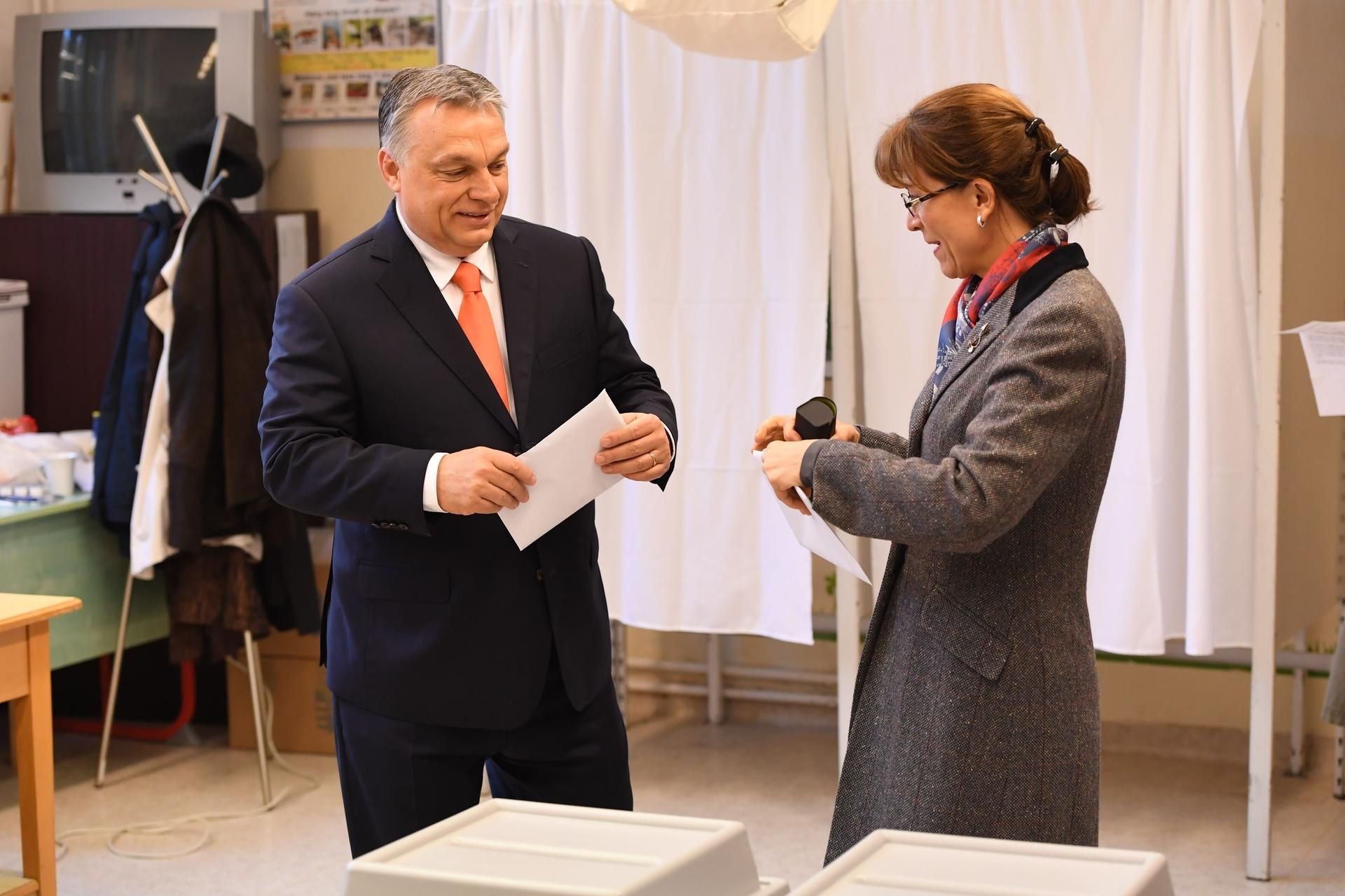 Ungarns Regierungschef Viktor Orban mit seiner Frau Aniko Levai bei der Stimmabgabe in der Hauptstadt Budapest