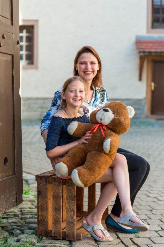 Isabell Wanner mit Tochter Emily. Teddy Bruno steht beim Flohmarkt zum Verkauf.