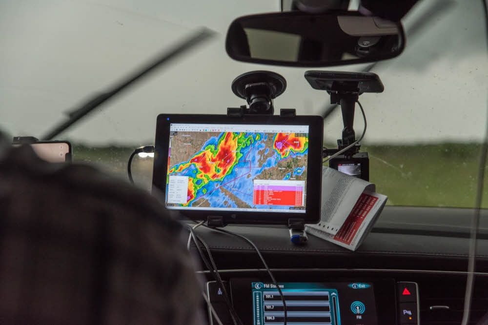 Auf dem Radar sind Gewitterzellen und Regenmengen zu erkennen.