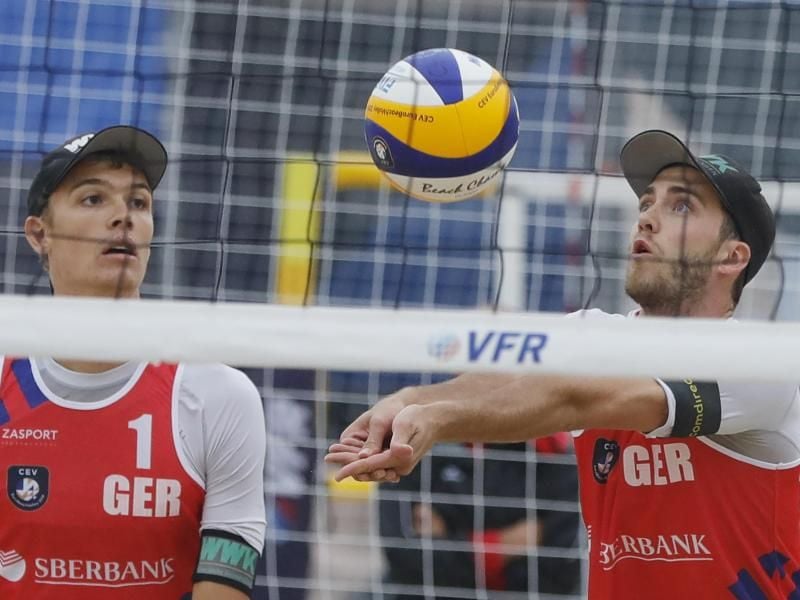 Baggern undpPritschen wieder: Julius Thole (l) und Clemens Wickler. Foto: Pavel Golovkin/AP/dpa